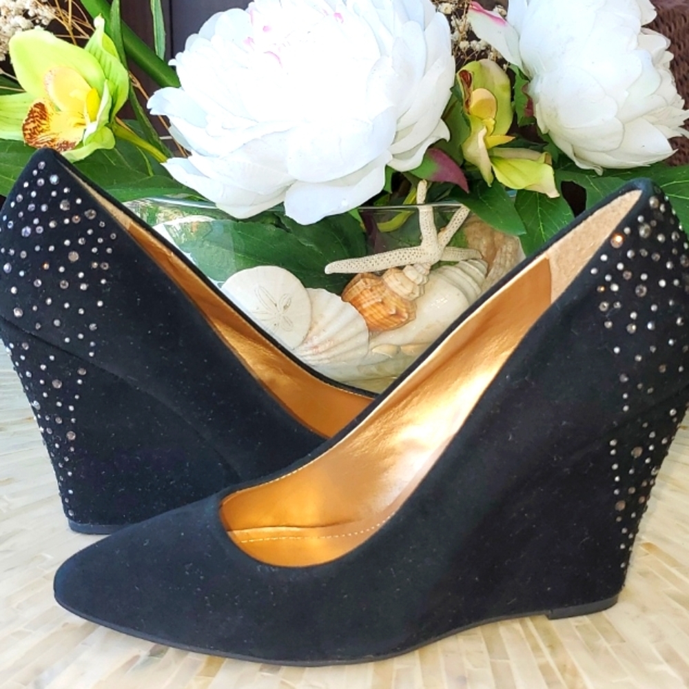 BCBGENERATION BLACK KID SUEDE WEDGE PUMPS, SIZE 7.5B